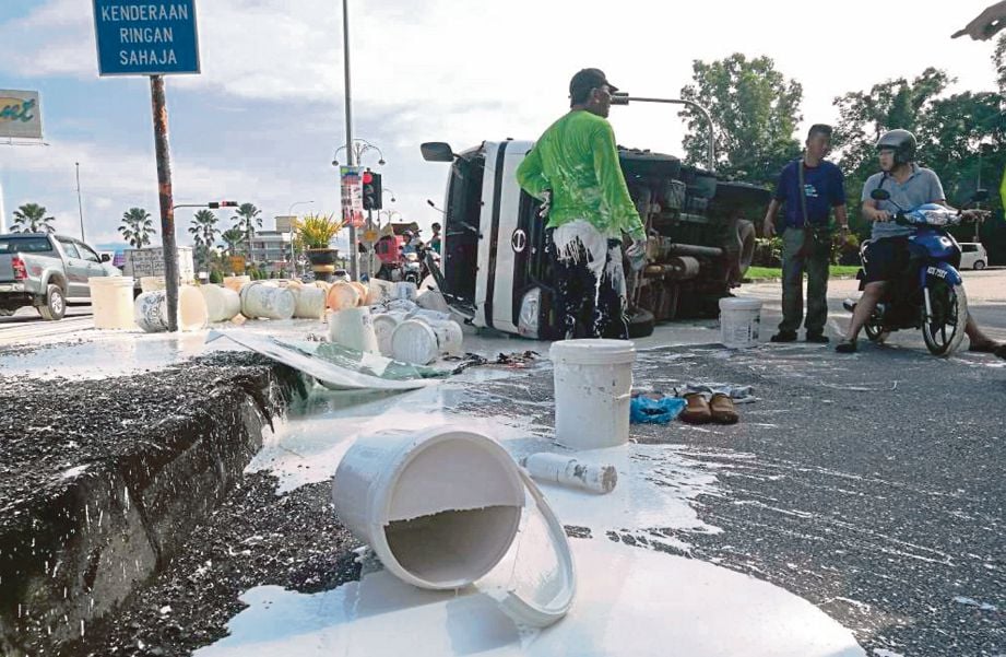 KEADAAN lori membawa muatan cat yang terbalik di persimpangan lampu isyarat Sungai Pasir-Padang Temusu,  semalam.