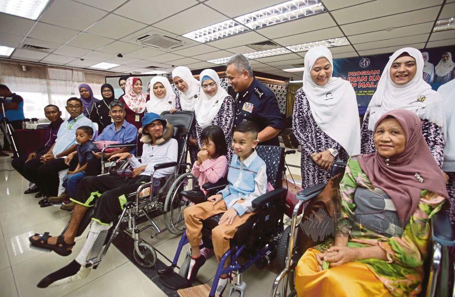KETUA Polis Pahang, Datuk Abd Jalil Hassan bersama  Norazrin   (dua dari kanan) beramah mesra dengan penerima sumbangan.