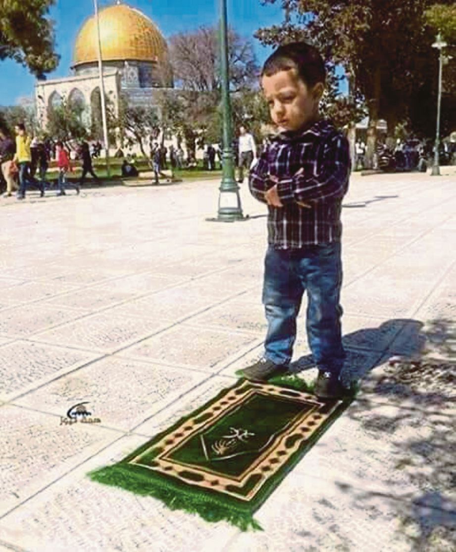 Kanak-kanak bersolat di luar Masjid al-Aqsa.