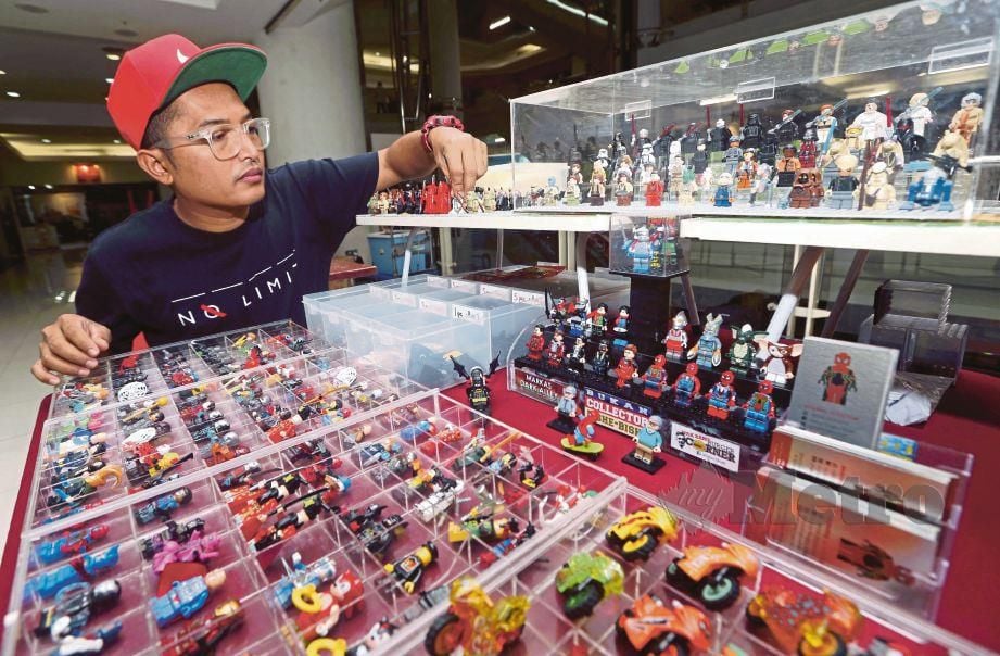 MOHAMAD Sharil berniaga miniatur lego karakter adiwira di pusat beli-belah.