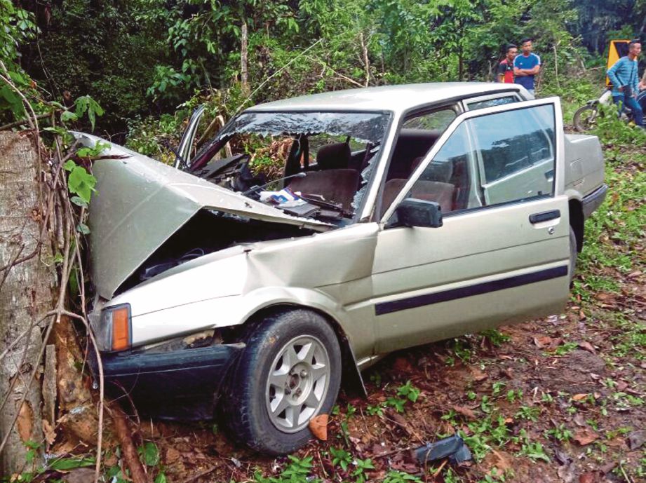 Keadaan kereta yang dinaiki mangsa hilang kawalan dan melanggar tunggul kayu di tepi jalan.