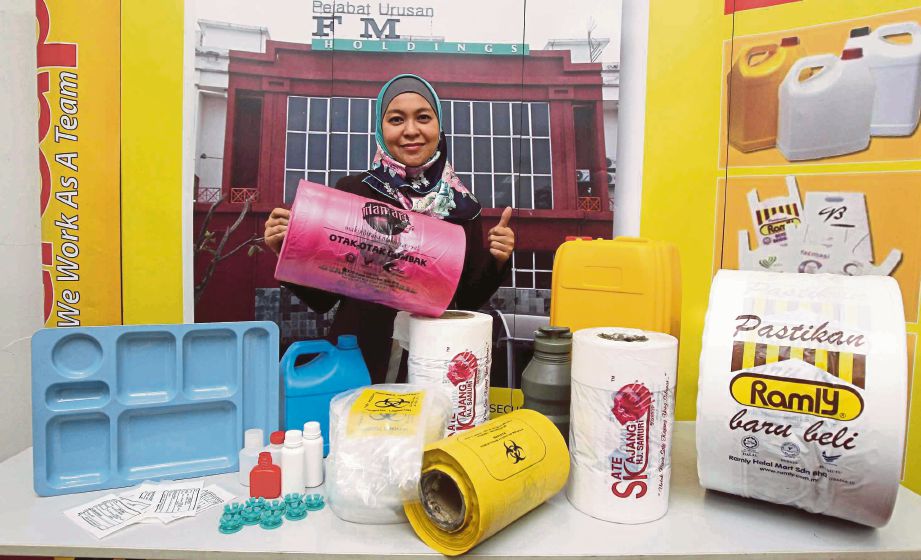 Samaniah menunjukkan produknya ketika temu ramah Harian Metro di Taman Perindustrian IKS, Mukim Batu, Kuala Lumpur. 