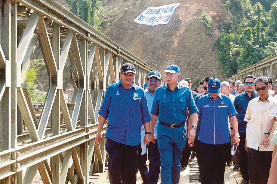  Najib      meninjau  tapak pembinaan Jambatan Kampung Pukak Kiulu, semalam. 