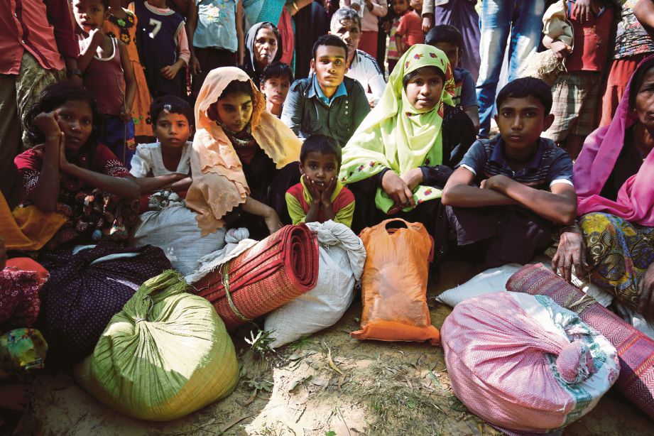 PELARIAN Rohingya menunggu untuk memasuki Kem Pelarian Kutupalang di Cox’s Bazar, Bangladesh.  - Reuters 