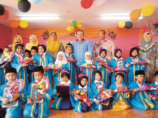 MOHD Isa (tengah)  bersama kanak-kanak tabika pada majlis penyampaian sijil dan konvokesyen.