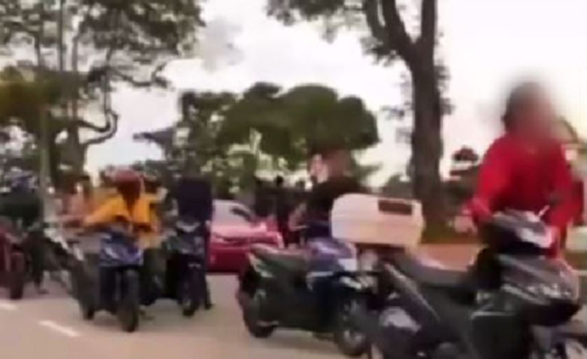 TANGKAP layar video tular menunjukkan sebahagian penunggang yang diarah menolak motosikal selepas ditahan kerana buat bising.