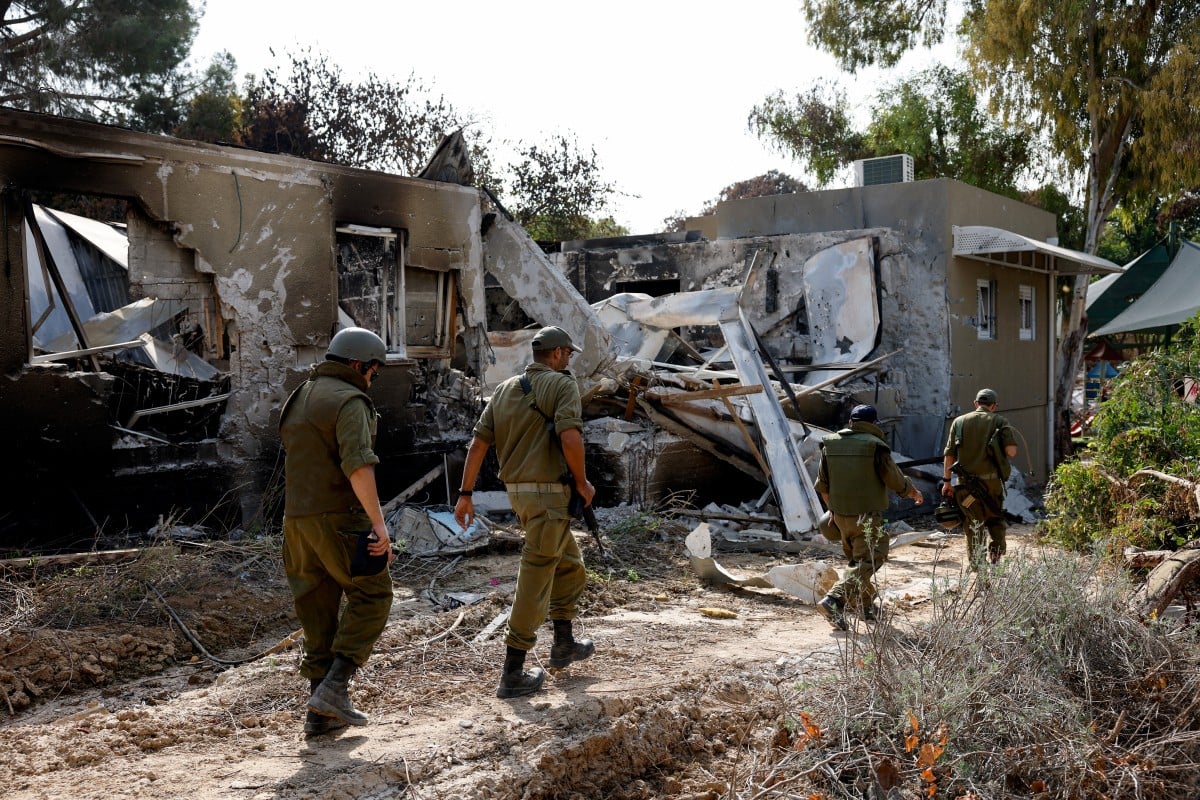 ASKAR Israel meronda di tepi sisa runtuhan bangunan di  kawasan Kibbutz Beeri selepas serangan mengejut Hamas. FOTO Reuters.