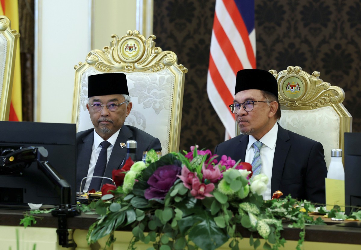 AL-Sultan Abdullah (kiri) dan Anwar ketika Mesyuarat Majlis Raja-Raja ke-261 di Istana Negara hari ini. FOTO Bernama.