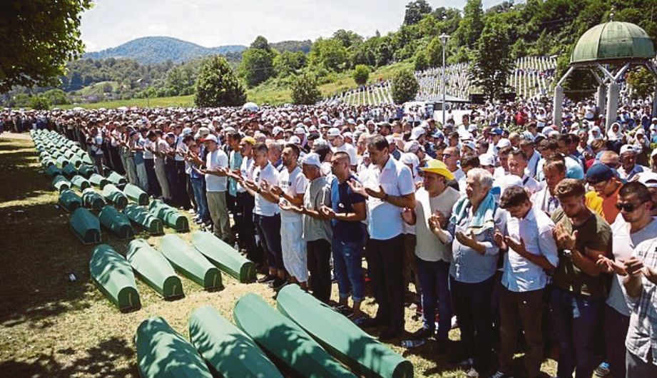 PENDUDUK berdoa sebelum mayat  mangsa pembunuhan beramai-ramai Srebrenica 1995 dikebumikan. FOTO Agensi