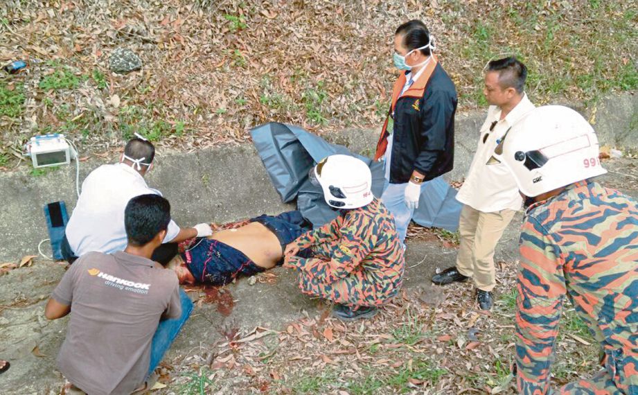 Mayat Mohd  Zaki terbaring di dalam longkang selepas terjun dari lori yang dipandunya. 