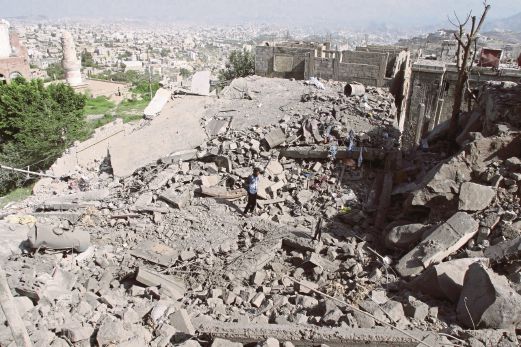 SEORANG lelaki berjalan di satu sisa runtuhan bangunan yang musnah akibat serangan udara di Taiz.