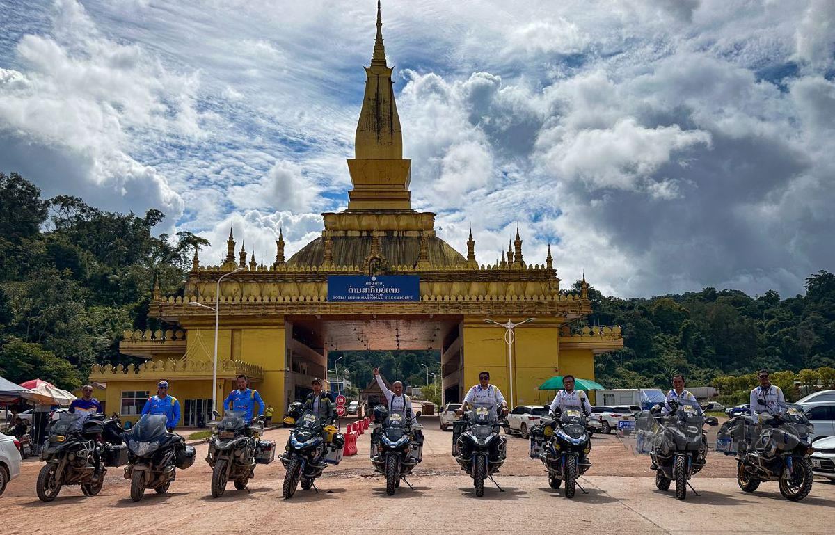 PESERTA QMEPWK66 tiba di sempadan Boten di Laos selepas 22 hari kembara di China dengan menunggang motosikal berkuasa tinggi. FOTO Effendy Rashid.
