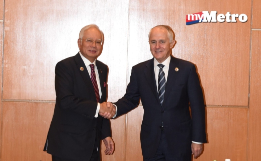 PERDANA Menteri Australia, Malcolm Turnbull bersalaman dengan Datuk Seri Najib Razak ketika pertemuan di ASEAN, Kuala Lumpur. FOTO Bernama