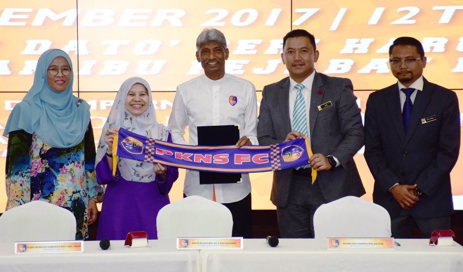 KETUA Pegawai Eksekutif PKNS, Noraida Mohd Yusof (dua kiri) serta Presiden PKNS FC, Siti Zubaidah Abd Jabar (kiri), Setiausaha PKNS FC, Md Adi Harmizi Ariffin (dua dari kanan) dan Pengurus PKNS FC, Mahfizul Risydin (kanan) bersama Rajagobal  selepas menandatangani kontrak di Ibu Pejabat PKNS, Seksyen 14 Shah Alam. FOTO/MOHD ASRI SAIFUDDIN MAMAT 