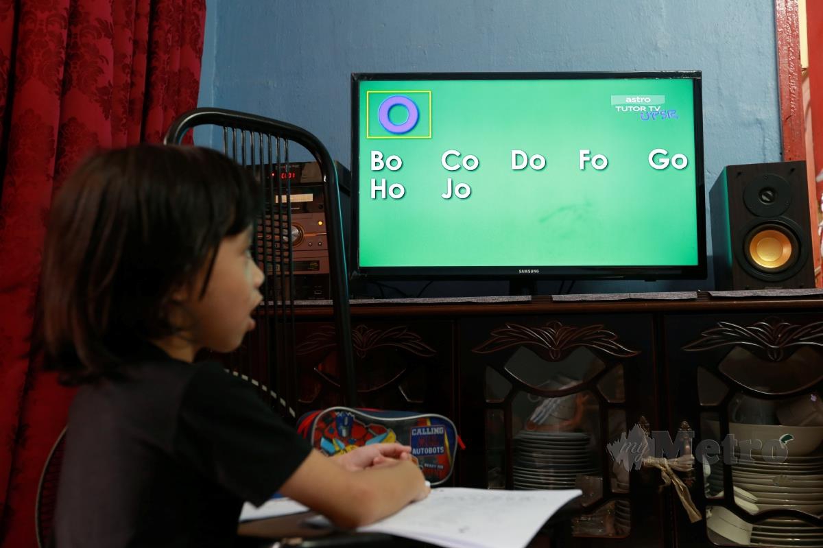 MURID Tahun satu Sekolah Kebangsaan Seri Perak, Adi Talib, 7 belajar di rumahnya di Bandar Baru Sentul dengan menonton Slot program TV Pendidikan. FOTO Aswadi Alias