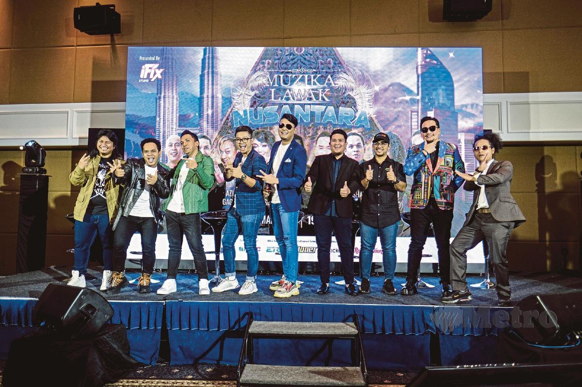 AC Mizal bersama pelawak-pelawak yang akan beraksi di Konsert Muzika Lawak Nusantara. 