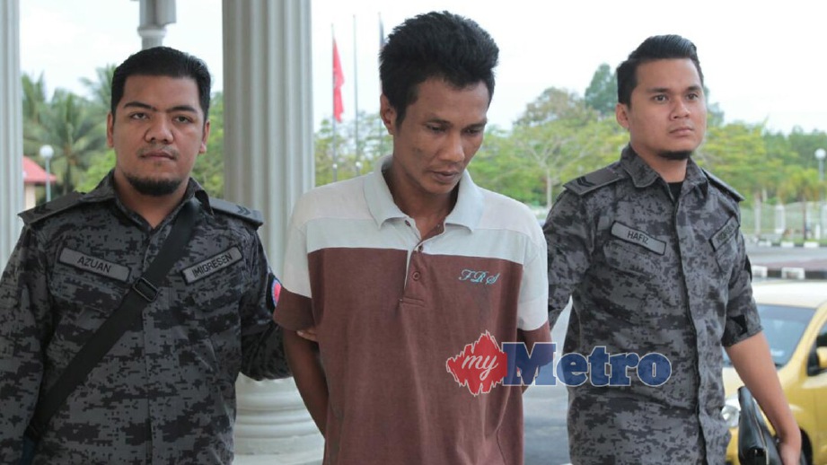 TERTUDUH (tengah) dihadapkan ke Mahkamah Sesyen Pasir Mas atas tuduhan menyeludup empat warga Myanmar. FOTO Syamsi Suhaimi