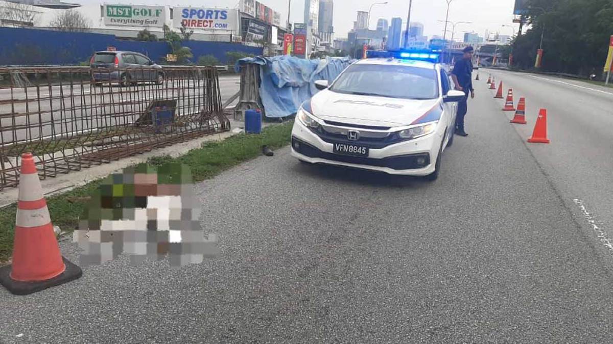 Lelaki maut dipercayai dilanggar lari sebuah kenderaan ketika melintas jalan di KM30.4 Lebuhraya Persekutuan arah Klang, dekat Petaling Jaya, pagi ini. Pic ihsan polis