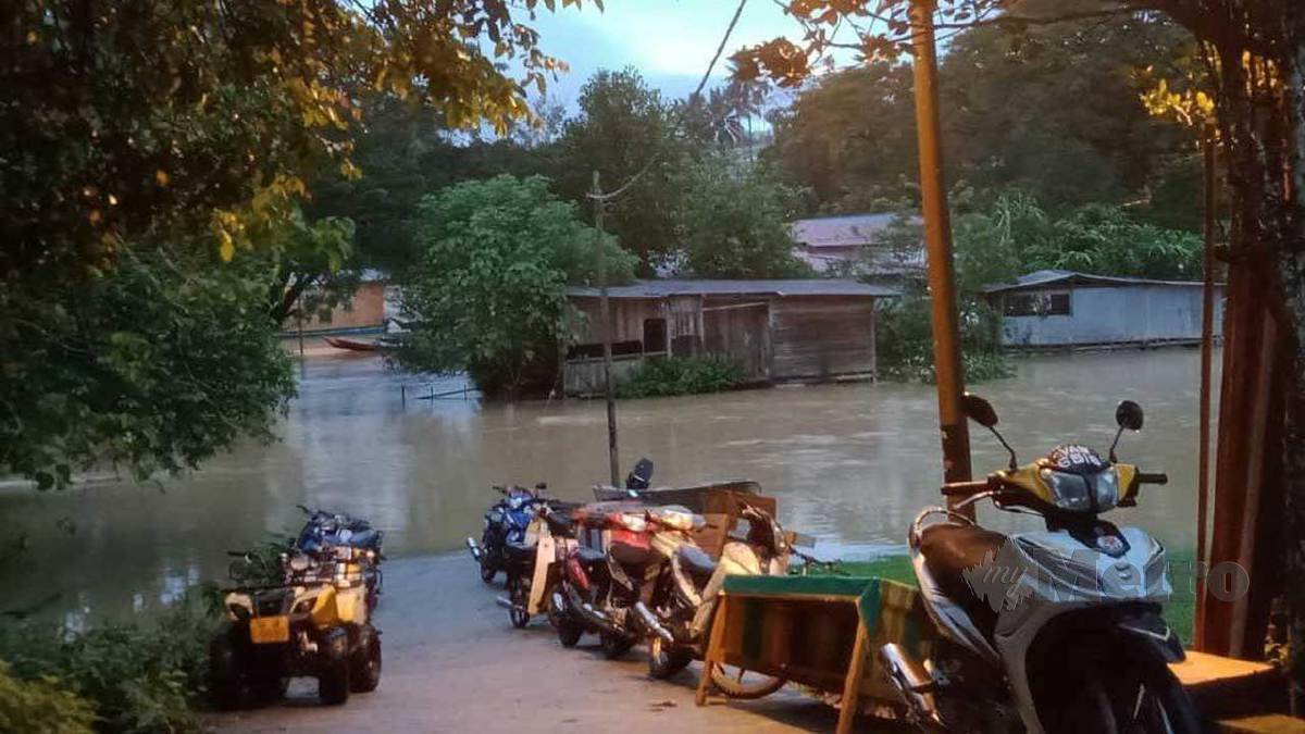 KAWASAN pesisir sungai Tembeling di Kampung Bantal, Mukim Ulu Tembeling, mulai dinaiki air pagi ini berikutan hujan lebat sejak petang semalam. FOTO Roselan Ab Malek