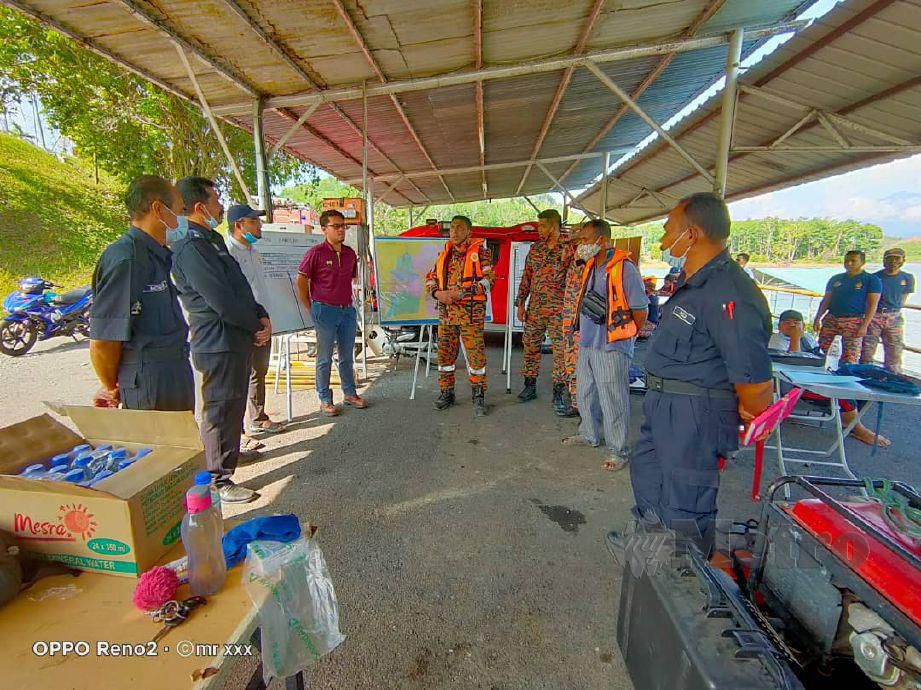 BOMBA mengatur kekuatan anggota untuk operasi SAR berdekatan Empangan Tasik Chenderoh. FOTO ihsan Bomba