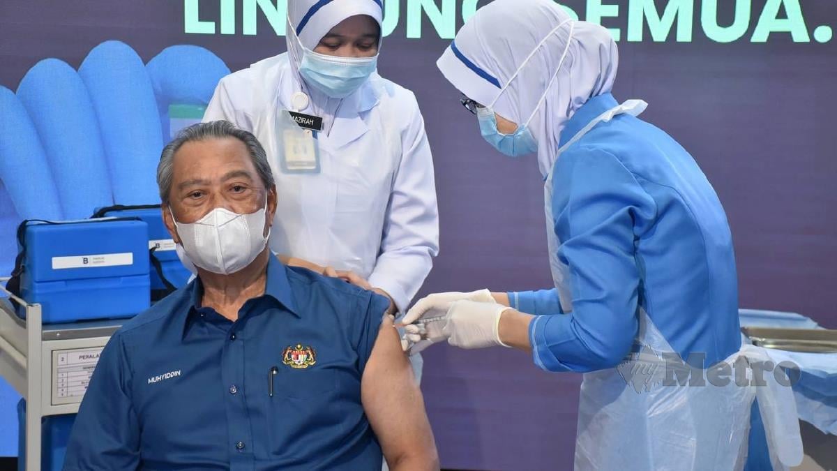 MUHYIDDIN menjadi individu pertama menerima vaksin Covid-19 di Pejabat Kesihatan Daerah Presint 11, Putrajaya. FOTO KKM/Muzzafar Kasim