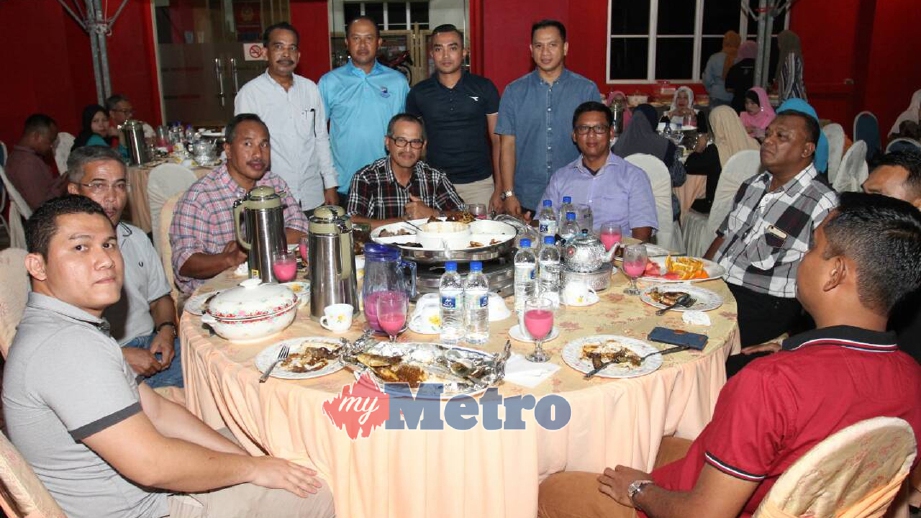 WAN Mohd Nor Ibrahim (duduk, empat kiri) beramah mesra dengan sebahagian anggotanya sempena Majlis Ramah Mesra. FOTO Nik Abdullah Nik Omar