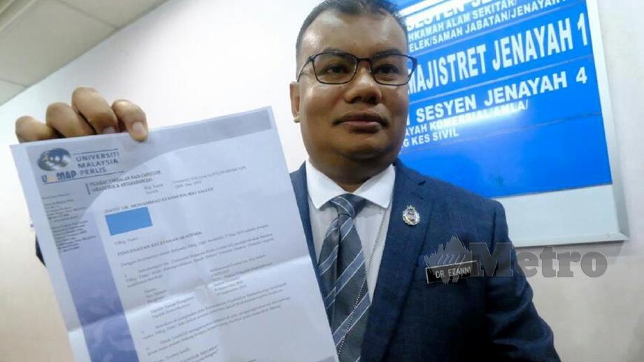 MOHAMMAD Ezanni menunjukkan bukti bahawa dia memiliki Ijazah Doktor Falsafah (PhD) daripada Universiti Malaysia Perlis (UniMAP). FOTO Izlaily Nurul Ain Hussein