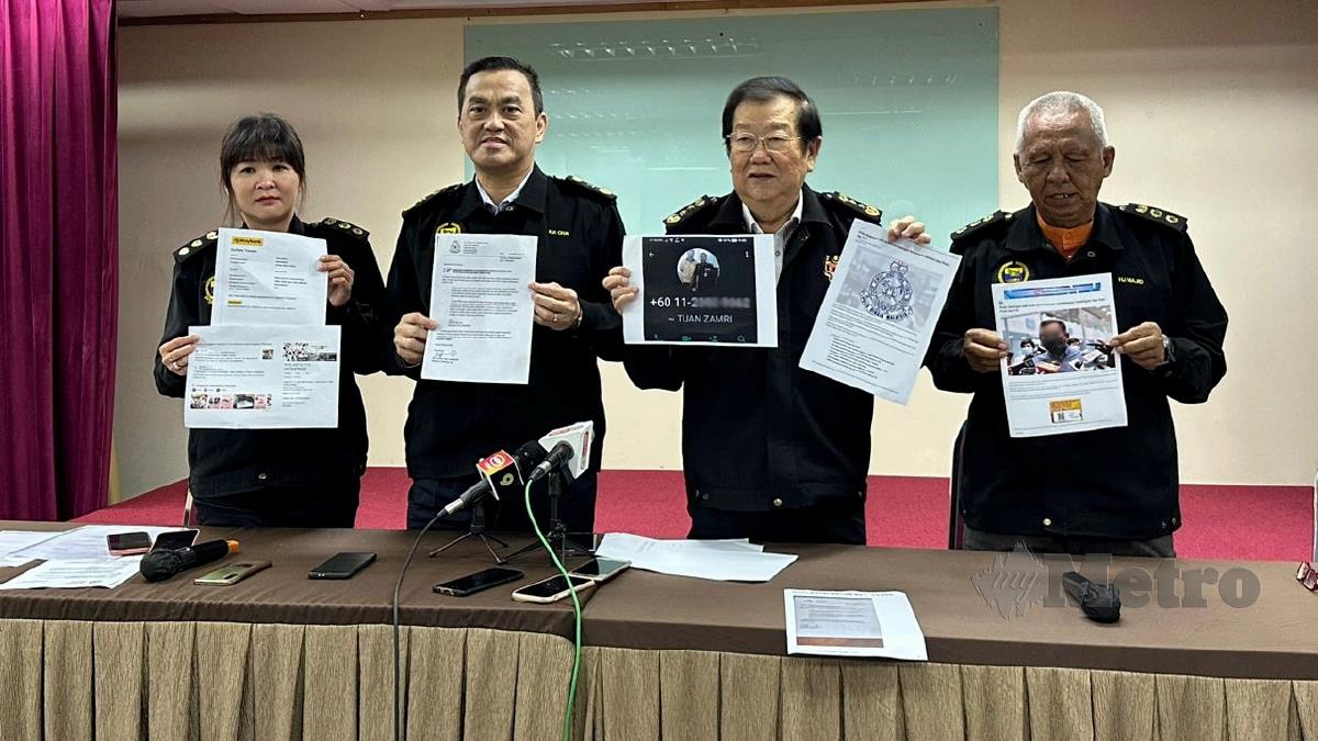 MICHAEL Chong (dua kanan) dihubungi lelaki tidak dikenali menerusi WhatsApp meminta sumbangan kononnya untuk Hari Polis Ke-216. FOTO ihsan MCA