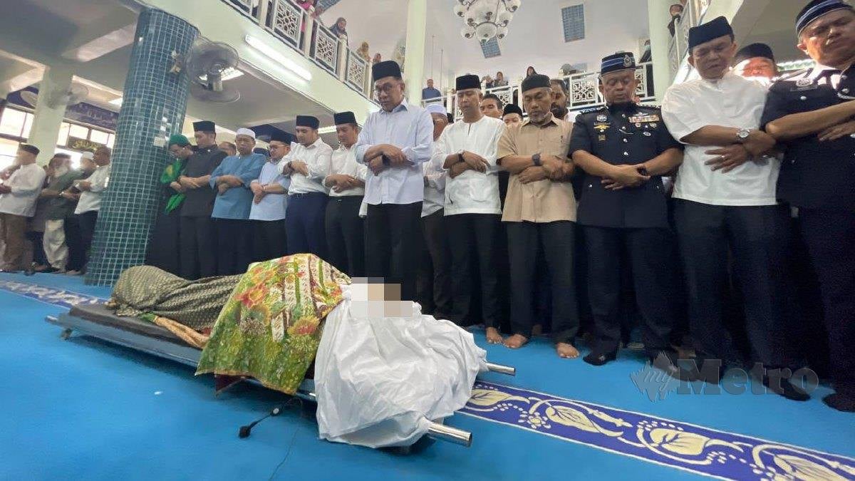 ANWAR mengimamkan solat jenazah Menteri Salahuddin di Masjid Jamek Dato’ Hj Noh Gadot Serkat. FOTO Nur Aisyah Mazalan