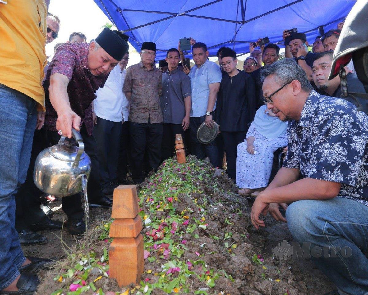 AHMAD Zahid di Allahyarham Salahuddin di Tanah Perkuburan Jalan Sulong Serkat, Pontian, Johor. FOTO Nur Aisyah Mazalan