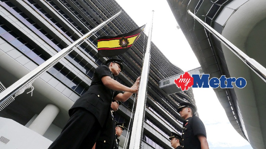 ANGGOTA SPRM menaikkan bendera SPRM di Bangunan Baru Ibu Pejabat  SPRM, Presint 7, Putrajaya. FOTO Abd Rahim Rahmat