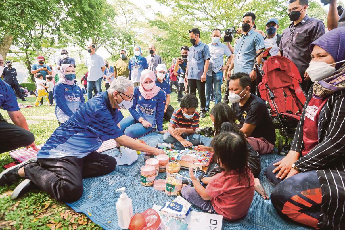 KONSEP Keluarga Malaysia yang diperkenalkan Perdana Menteri Datuk Seri Ismail Sabri Yaakob (kiri) bersifat inklusif, kekeluargaan dan prihatin kepada semua lapisan masyarakat tanpa mengira perbezaan. FOTO Aswadi Alias