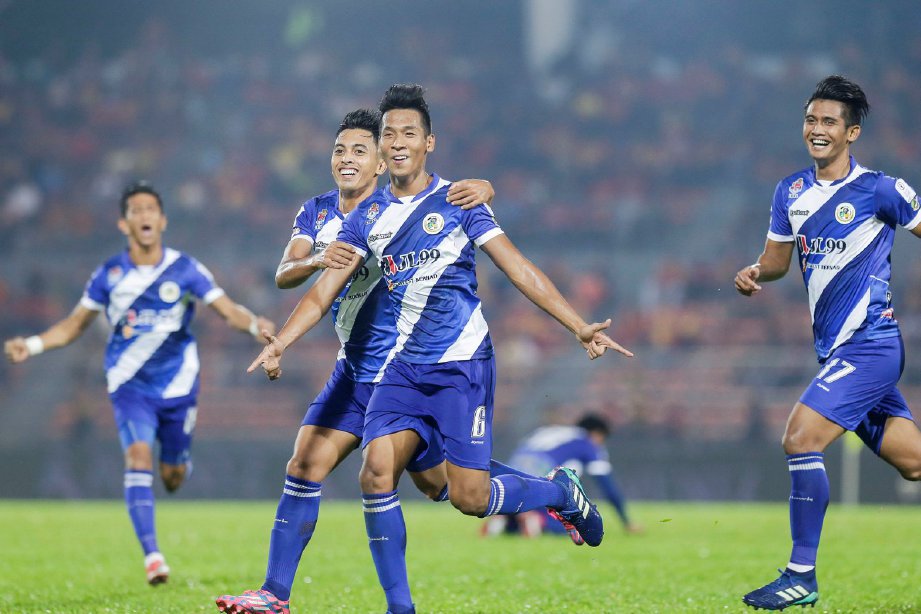 REAKSI Muhd Syazwan Andik Mohd Ishak (tiga dari kiri) meraikan gol ketika menentang Selangor di Stadium Cheras. - Foto HAFIZ SOHAIMI