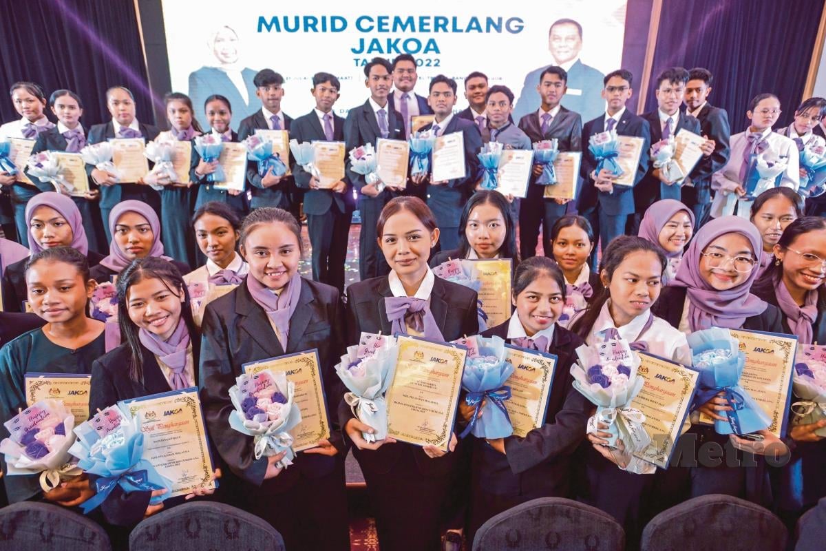 SEBAHAGIAN daripada penerima Anugerah Murid Cemerlang JAKOA menunjukkan sijil penghargaan pada Majlis Anugerah Murid Cemerlang JAKOA Tahun 2022.  FOTO Aizuddin Saad