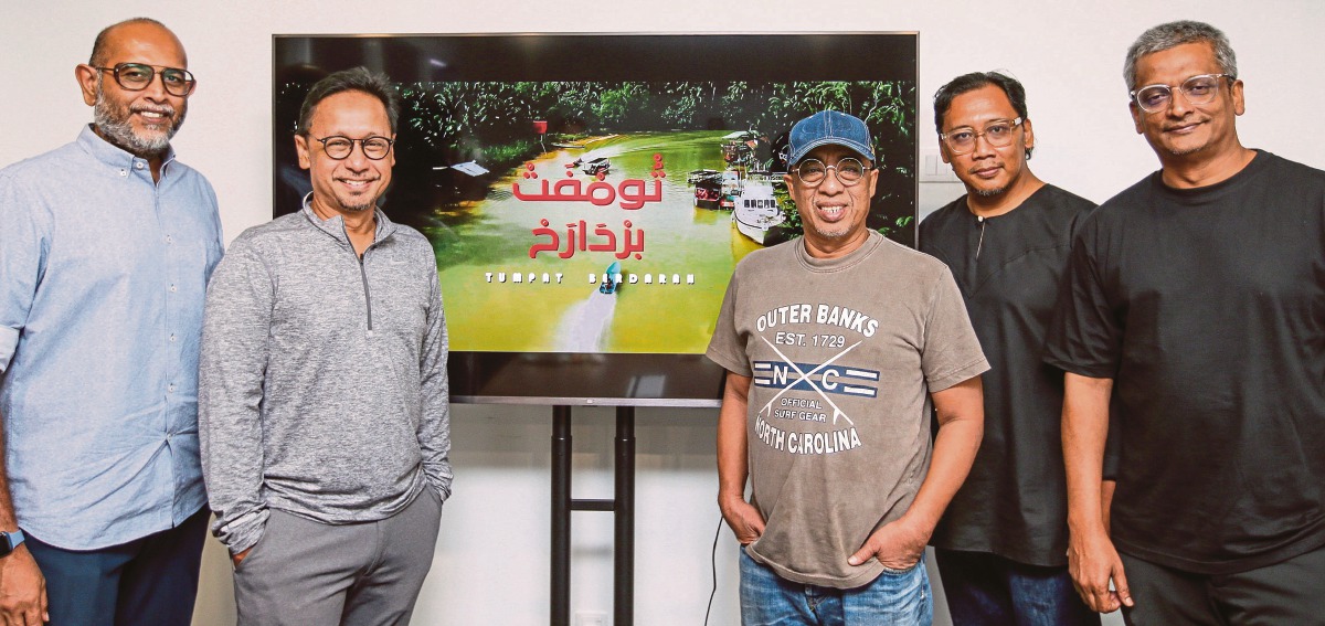 SANIBOEY (dari kiri), Ketua Pegawai Eksekutif Rangkaian Televisyen Media Prima dan Primeworks Studios, Datuk Khairul Anwar Salleh, Sabri, Razif Kasmar dan Latiff Mohaideen pada majlis pratonton FTV, Tumpat Berdarah di pejabat Razor’s Edge Pictures, baru-baru ini. - FOTO Aswadi Alias