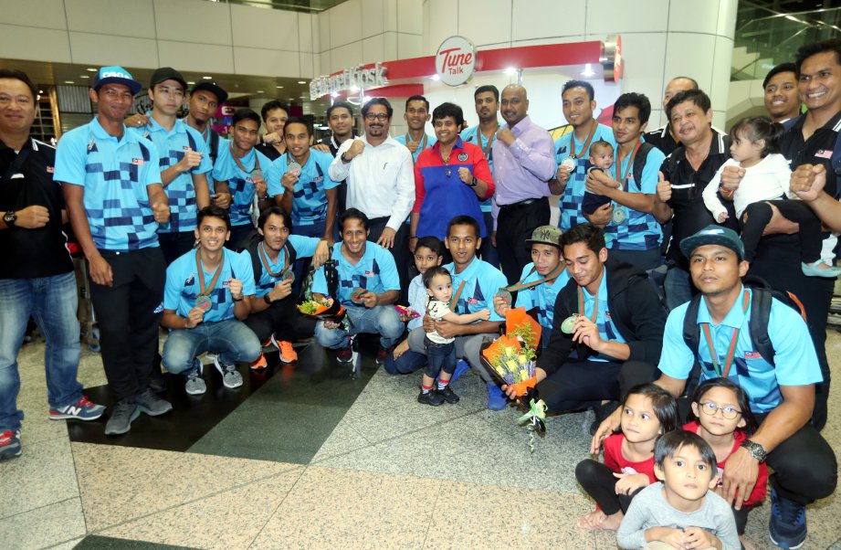 SUBAHAN bersama skuad hoki negara yang menjadi naib juara  kejohanan hoki Piala Asia di Dhaka, Bangladesh selepas tiba KLIA. FOTO/MOHD FADLI HAMZAH 