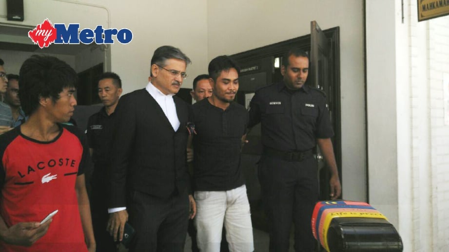 MOHD Azmin Lidin (dua kanan) bersama peguamnya Rakhbir Singh ketika keluar dari Mahkamah Majistret Kota Kinabalu. FOTO Malai Rosmah Tuah