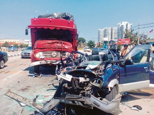 KEADAAN Perodua Kembara dan lori selepas terbabit kemalangan.