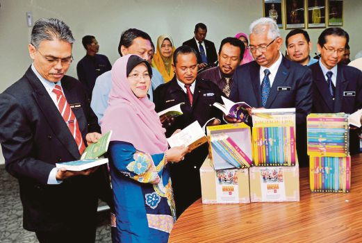 ABDUL Aziz  (dua dari kanan) bersama buku sumbangan MPB kepada guru besar menerusi Tabung Bencana NSTP-Media Prima bernilai RM410,000 di pejabat JPN Kelantan. 