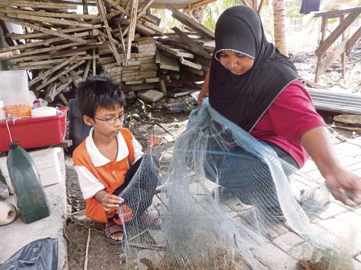 NURUL Najwa membantu Dalilah membersihkan jala.