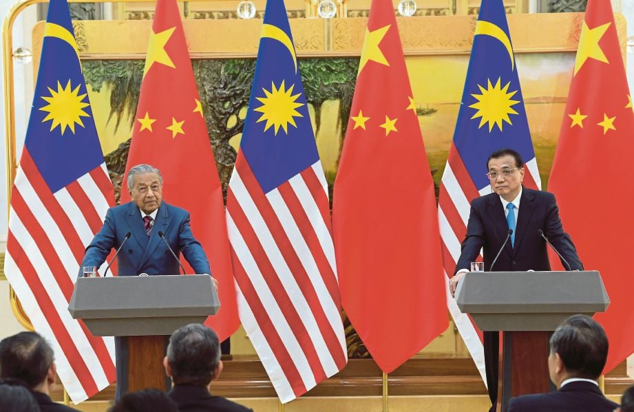 DR Mahathir  bersama Perdana Menteri China, Le Keqiang ketika sidang media pada Majlis Sambutan Rasmi di Great Hall of The People.