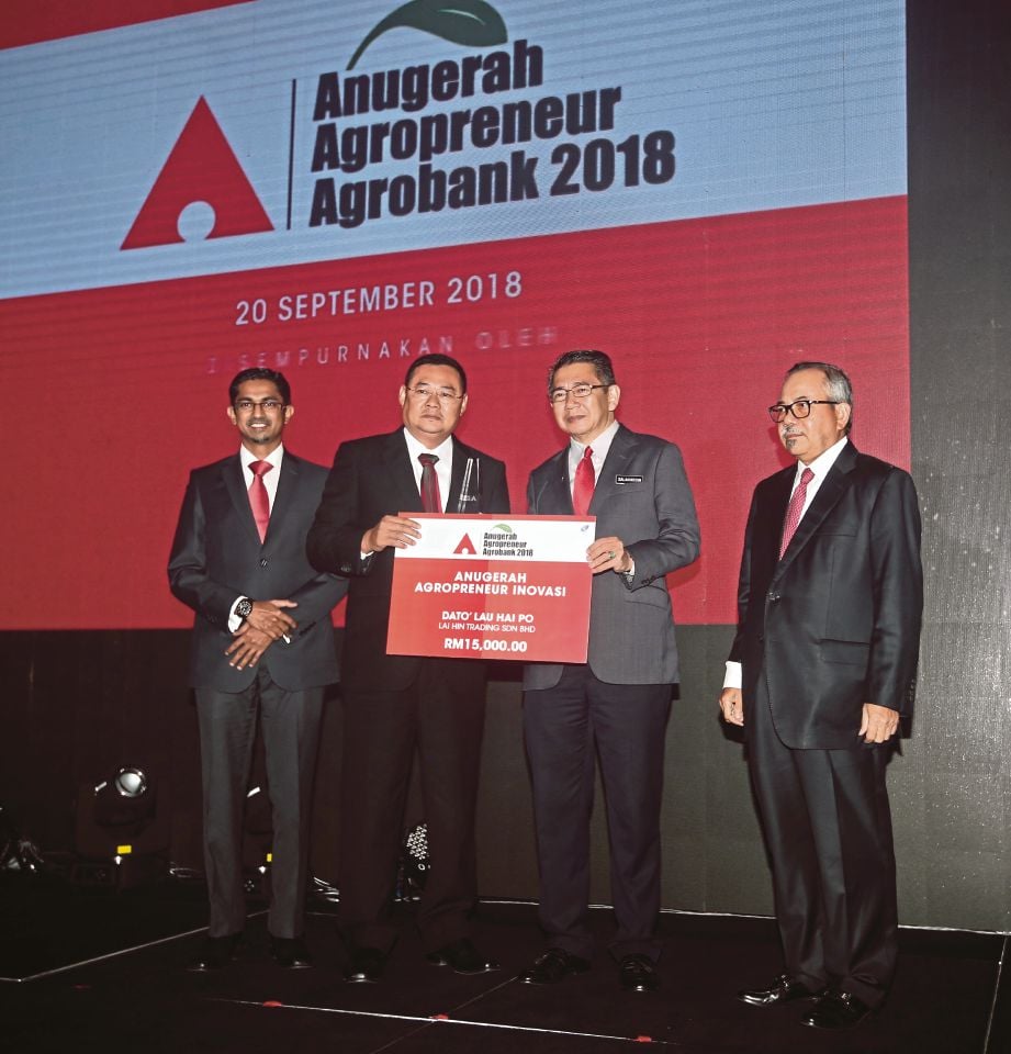 MENTERI Pertanian dan Industri Asas Tani Datuk Salahuddin Ayub (dua dari kanan) bersama Pengerusi Agrobank Tan Sri Mohamad Zabidi Zainal (kanan) dan  Syed Alwi  (kiri) menyampaikan anugerah kepada Penerima Anugerah Agropreneur Agrobank 2018.
