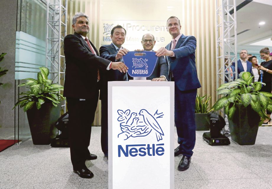 ONG (dua dari kiri)  bersama Dr Magdi  (dua dari kanan), Rahul  (kiri) dan  Alois   melancarkan Nestle Procurement Hub di Malaysia di Petaling Jaya, semalam.