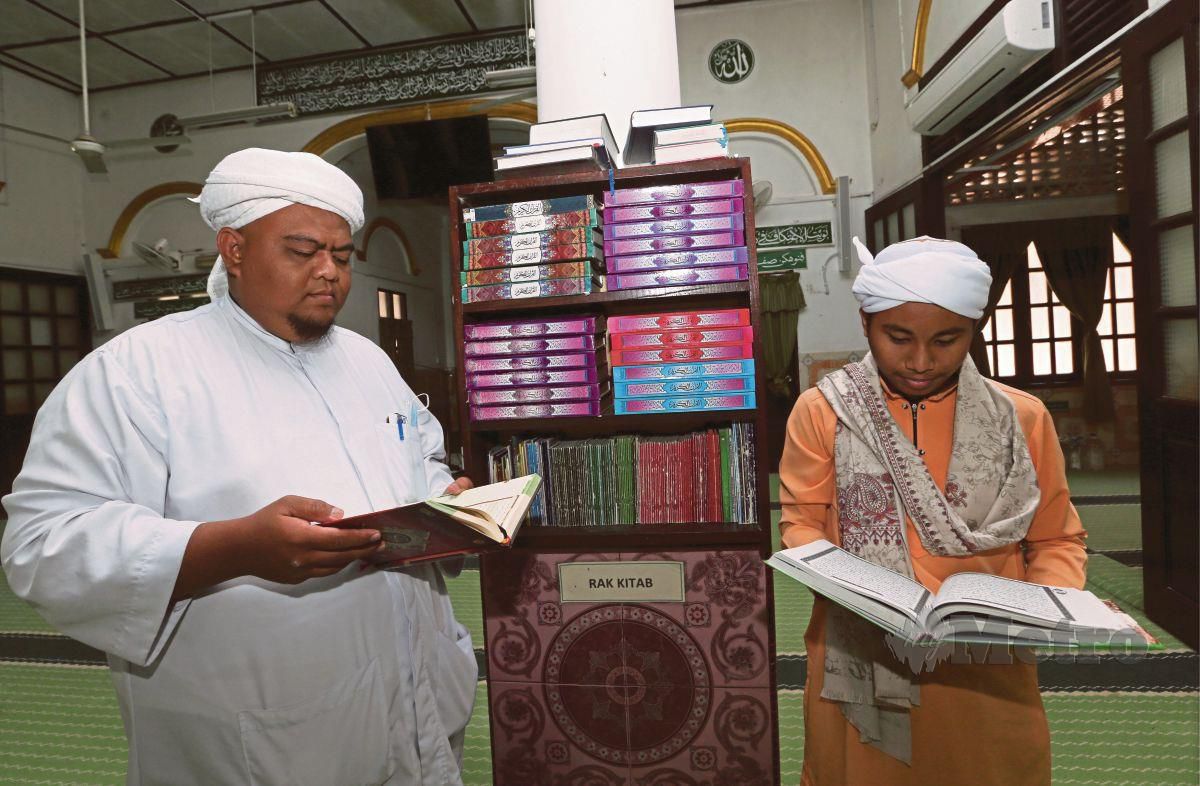 TENAGA pengajar, Mohd Faizal Jusoh bersama pelajar di Madrasah Ar-Rahmaniah Ad-Diniah Pondok Lubok Tapah, Pasir Mas. FOTO NIK ABDULLAH NIK OMAR