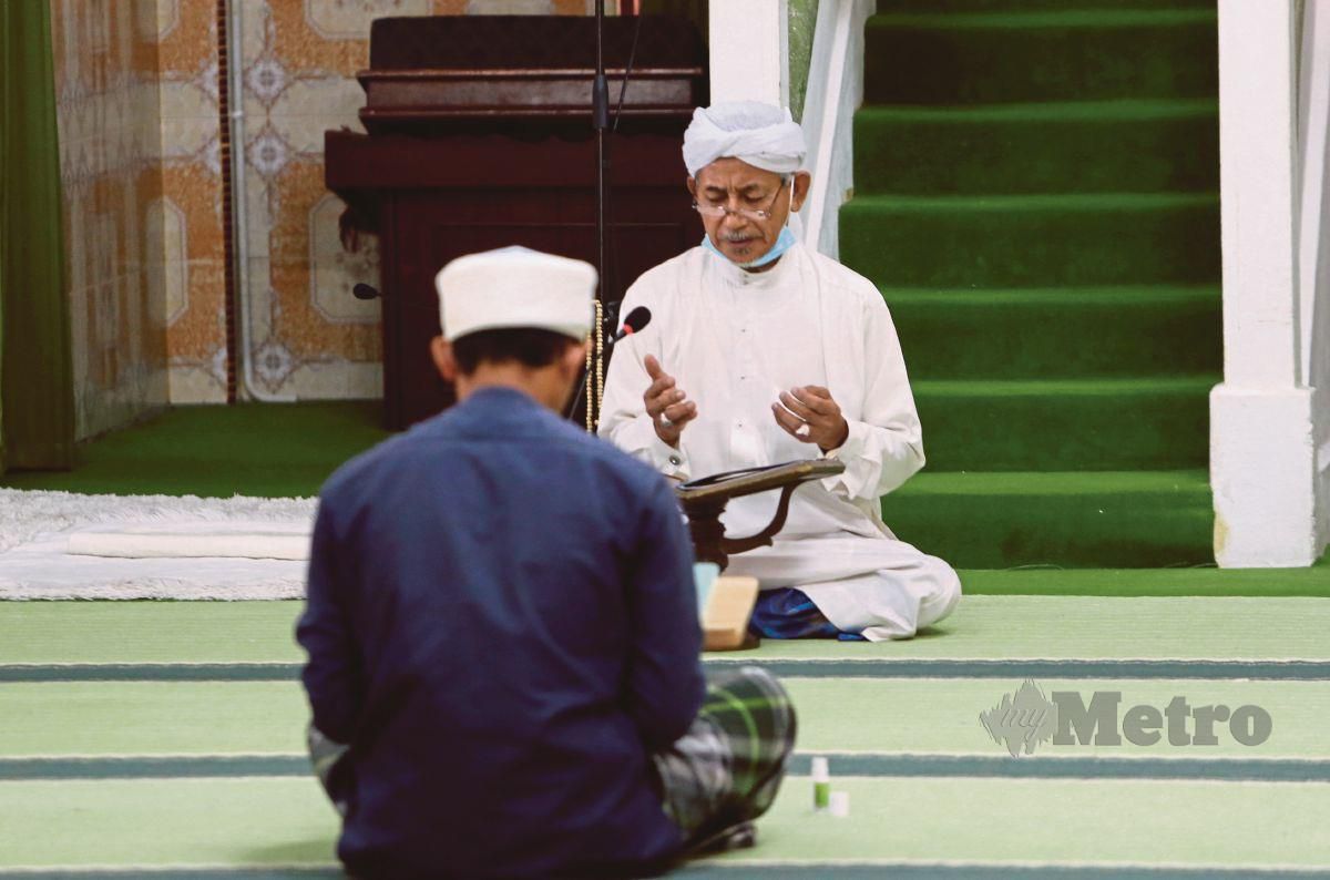 MAKHTAR Che Omar, 68, bersama pelajar Madrasah Ar-Rahmaniah Ad-Diniah Pondok Lubok Tapah, Pasir Mas membaca ayat-ayat suci al-Quran. FOTO NIK ABDULLAH NIK OMAR