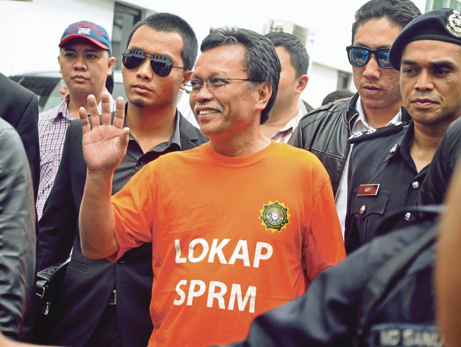 MOHD Shafie diiringi pegawai SPRM keluar dari Mahkamah Tinggi Kota Kinabalu bagi proses lanjutan tahanan reman.
