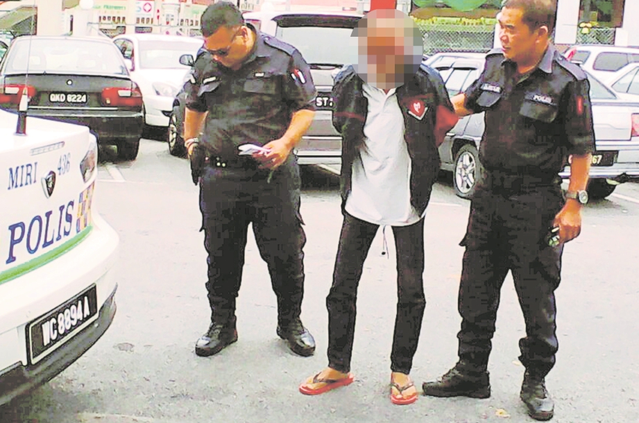 SUSPEK dibawa ke Balai Polis Miri.