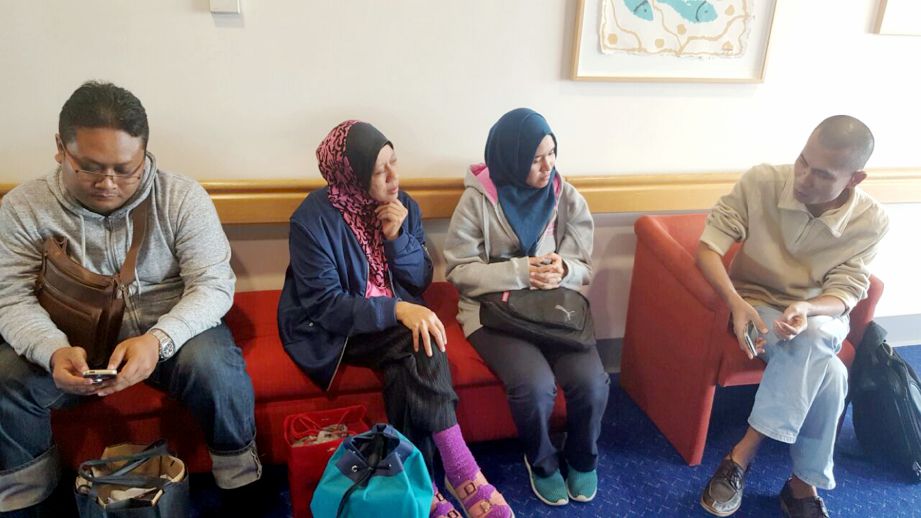 ZAINON (dua dari kiri) berbincang dengan Abd Khalid (kanan) di Hospital St Vincent.