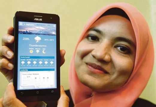 PENOLONG Pegawai Meteorologi Azah Shahmim Kadir Bashah menunjukkan aplikasi MyCuaca yang dimuat turun pada telefon pintar, semalam.  