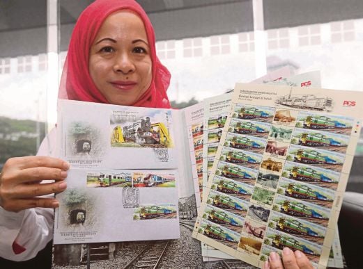 DIYANA Dean menunjukkan koleksi baru setem Kereta api di Sabah berserta sampul surat hari pertama yang dilancarkan di ibu pejabat Pos Malaysia.